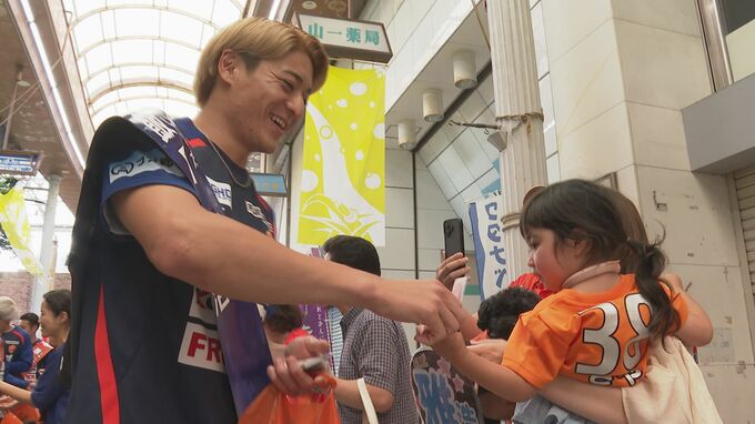 「最短でのJ２復帰を」　レノファ山口の監督や選手が商店街でパレード　山口|TBS NEWS DIG