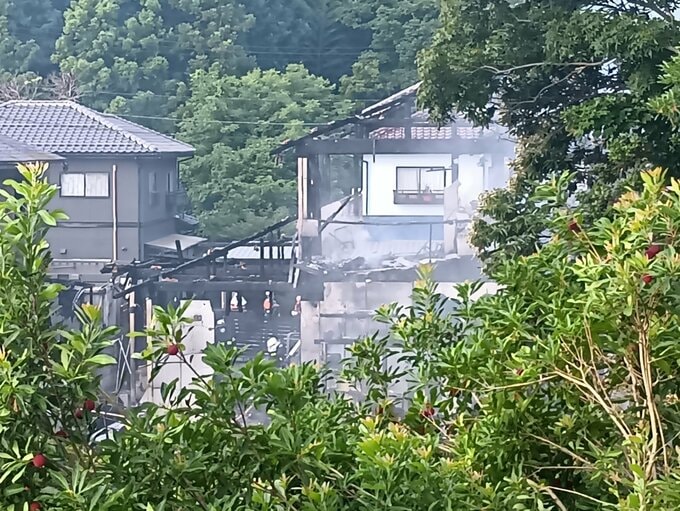 【続報】「リビング付近から炎が上がっていた」泊りに来ていた孫ら11人が救急搬送…住宅など6棟焼く火事　島根県松江市|TBS NEWS DIG