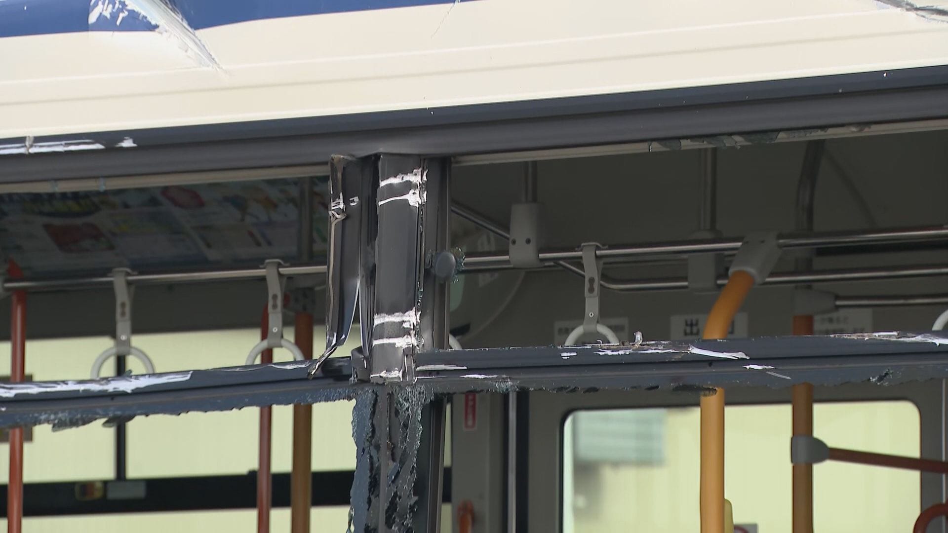 市バスにトレーラー積載の鋼材が“突き刺さった”？ ガラスなど激しく割れる 名古屋・港区の交差点【画像あり】