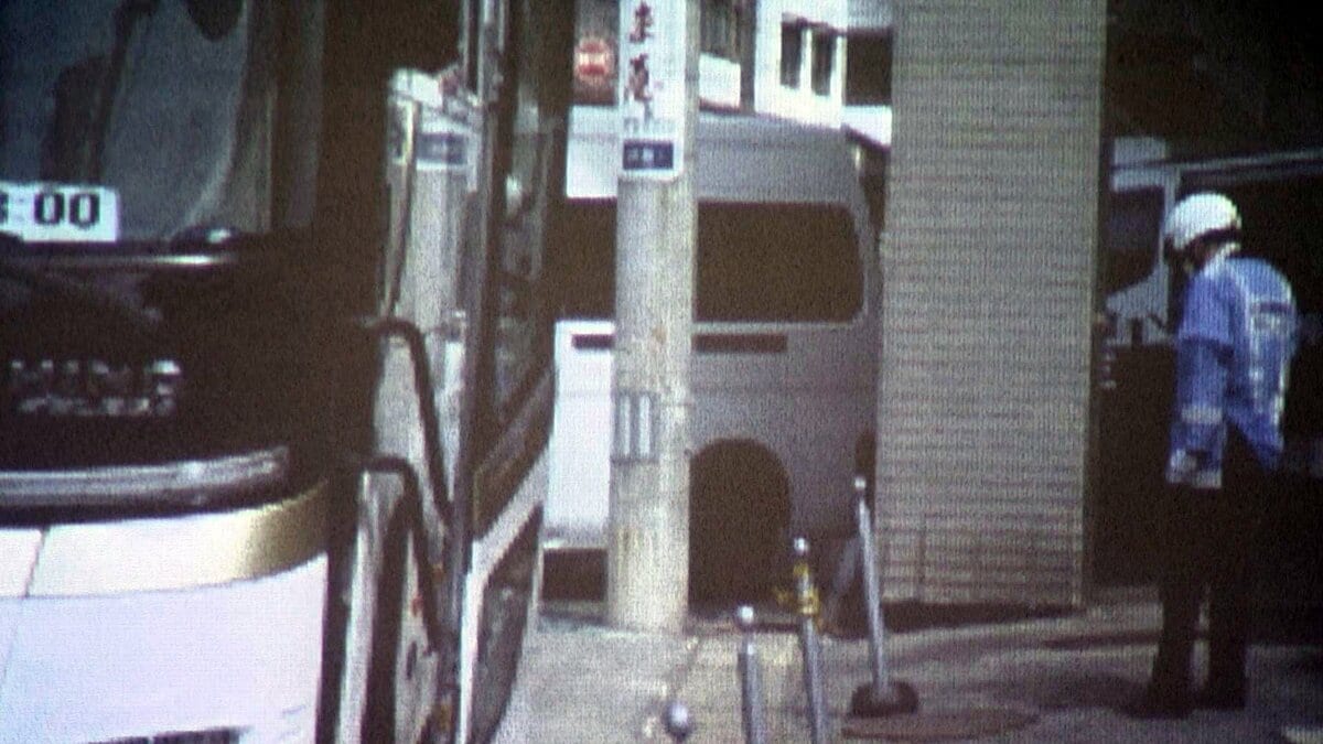 誘導に笛は使わない」バスガイド女性の死亡事故 ガイドは笛を使用せず