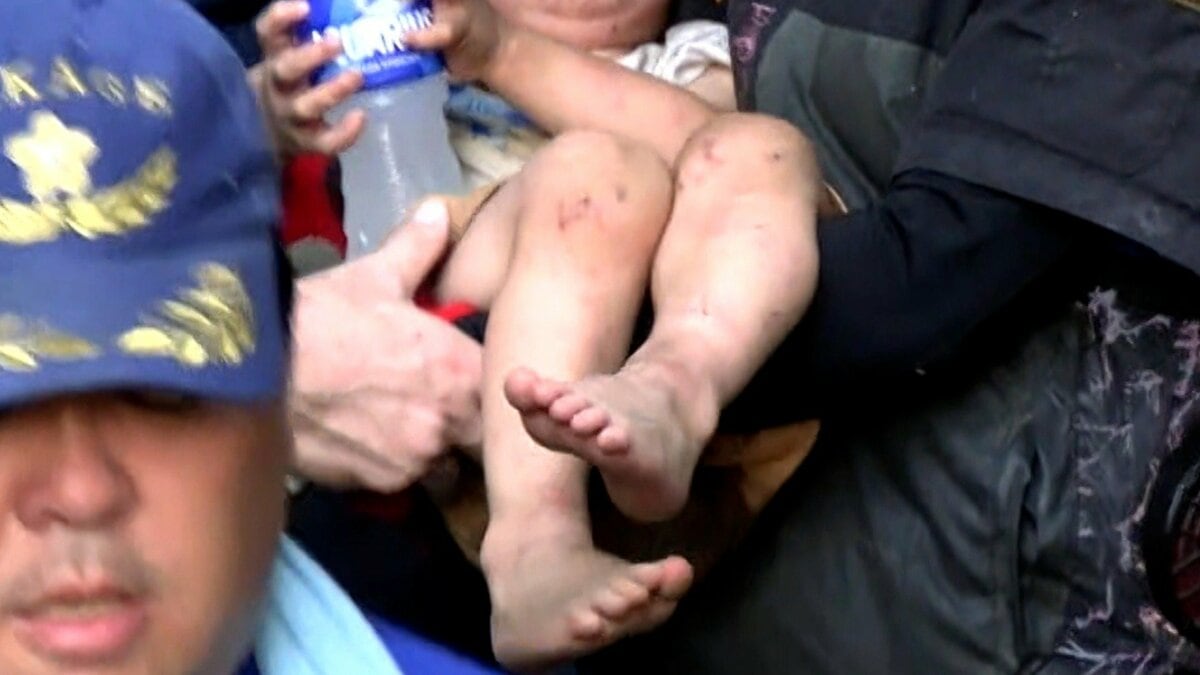 大人たちに抱えられ飲み物を手に握りしめる姿が…行方不明の２歳の男の子を無事に保…