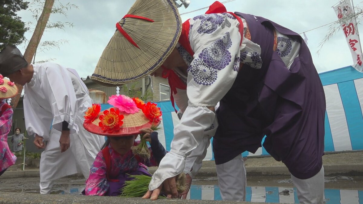 五穀豊穣願い 甲府・住吉神社で伝統神事 早乙女の衣装を身にまとい