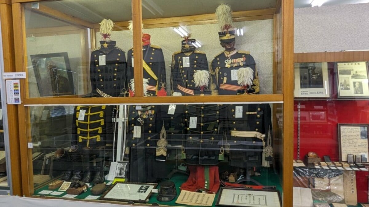 自衛隊の災害派遣活動の様子や、日露戦争、第二次世界大戦の遺品、写真