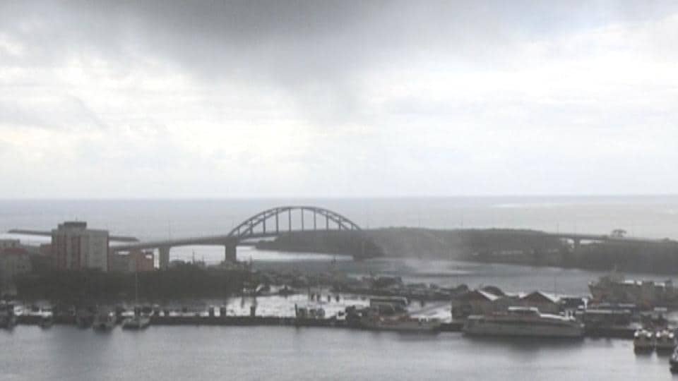 竜巻か　海水を巻き上げながら進むつむじ風　石垣島南部で撮影、石垣島地方気象台が調査