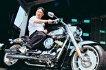 【 レイザーラモンRG 】　プレミア復刻シリーズの大型バイク　「日本初公開のFAT BOY Gray Ghost と」　【グレイゴースト】との写真を公開|TBS NEWS DIG