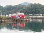 2人乗りの車が漁港の岸壁から海に転落　1人は脱出も1人は車内に取り残され救助作業中【長崎】　|　長崎のニュース | 天気 | NBC長崎放送