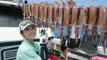 【 片原恵麻 】　「夏のイカ、楽しすぎる！」3年半ぶりのスルメイカ釣りで“爆釣”　船上干しにも挑戦しファン大反響|TBS NEWS DIG