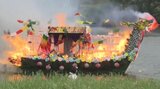 夏の空に響く爆竹と花火の音 送り盆の伝統行事「舟っこ流し」 岩手・盛岡市|TBS NEWS DIG