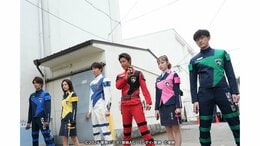 “特捜戦隊デカレンジャー”デカブレイク役を襲った病、そしてデカピンクとの結婚と移住…放送から20年、6人の戦士が新作映画で再び集結|TBS NEWS DIG