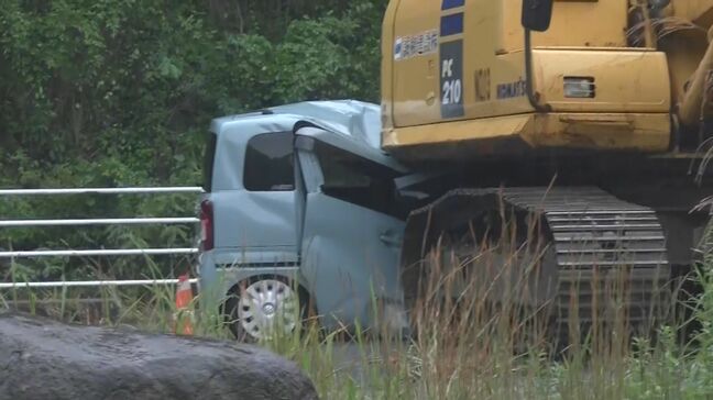 「パワーショベルがトラック荷台から落下」軽乗用車に衝突し運転手1人けが　石川・穴水町|TBS NEWS DIG