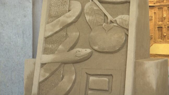 今年の干支「ヘビの砂像」でお出迎え 鳥取砂丘の人気観光施設「砂の美術館」にぎわう|TBS NEWS DIG