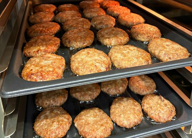 「これからハンバーグ、ジュージュー焼けます」全小学校に”スチームコンベクションオーブン”設置　福岡・北九州市|TBS NEWS DIG