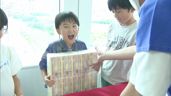 １億円の重さは？　夏休み中の子どもたちが銀行で体験　福岡市|TBS NEWS DIG