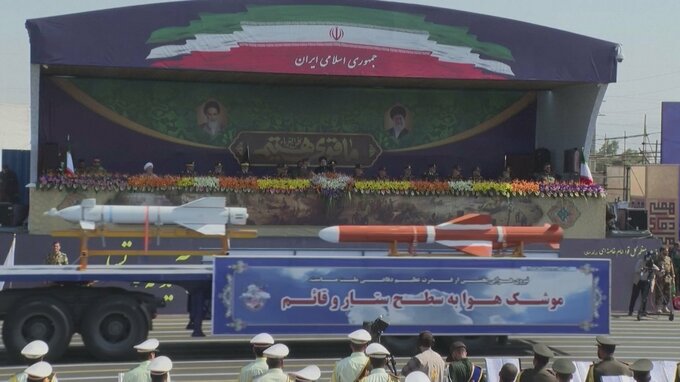 イランで軍事パレード　ライシ大統領が無人機含む兵器輸出に意欲|TBS NEWS DIG