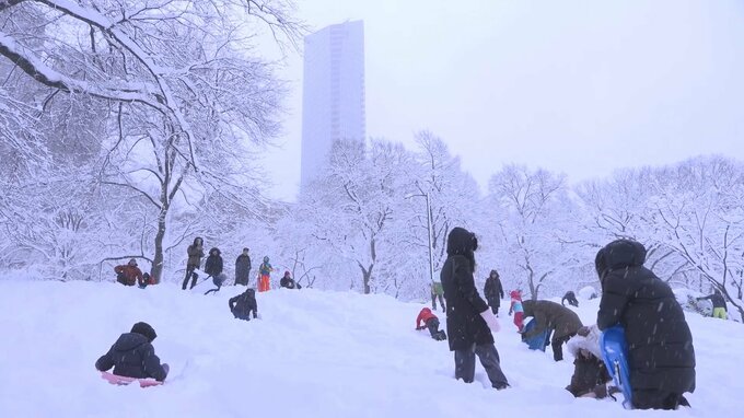 大雪のNY 雪合戦か暴行事件か？　警察官に雪玉を投げ、けがをさせた容疑で捜査