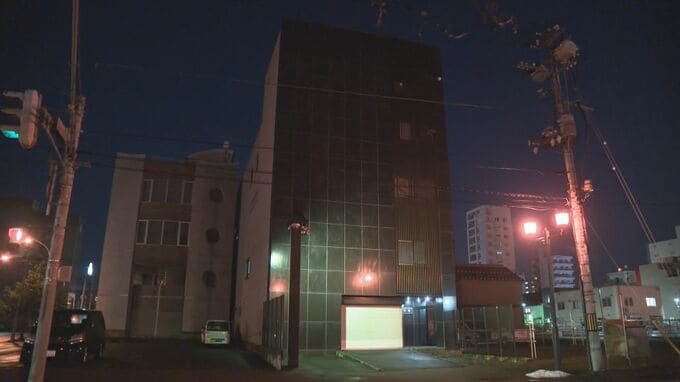 山口組系暴力団「旭導会」会長の男（59）を詐欺の疑いで逮捕　非課税世帯対象の給付金5万円をだまし取ったか　ほかの給付金もだまし取っていた可能性|TBS NEWS DIG