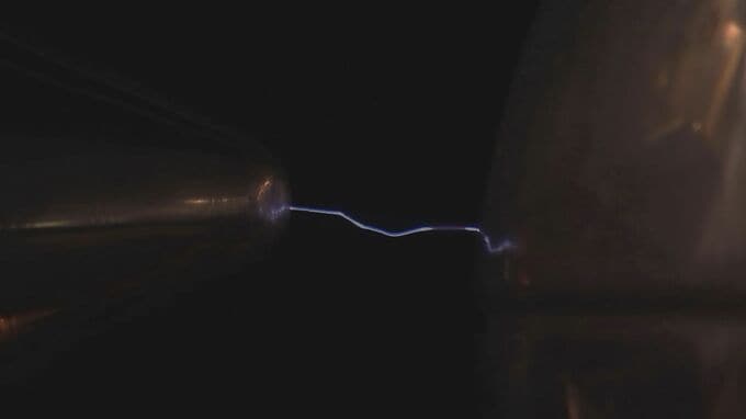 「静電気」を侮るなかれ　大事故の危険も　「〇〇を“一応”じゃなく“必ず”触って」　ガソリンスタンドで聞いた引火を防ぐための注意点|TBS NEWS DIG