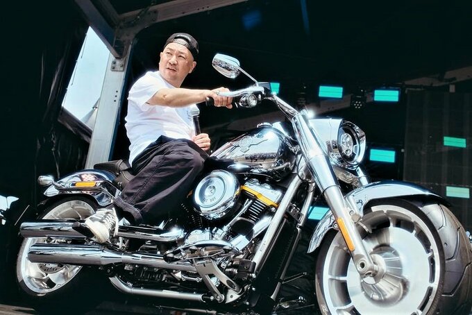 【 レイザーラモンRG 】　プレミア復刻シリーズの大型バイク　「日本初公開のFAT BOY Gray Ghost と」　【グレイゴースト】との写真を公開|TBS NEWS DIG