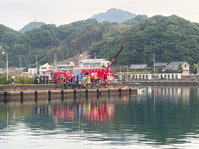 2人乗りの車が漁港の岸壁から海に転落　1人は脱出も1人は車内に取り残され救助作業中【長崎】|TBS NEWS DIG