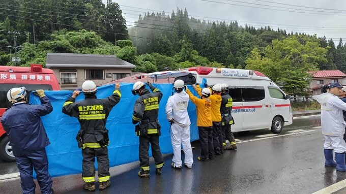 【山形大雨】舟形町で土砂崩れ　巻き込まれた民家の住民救助（写真）　|　山形のニュース│TUYテレビユー山形