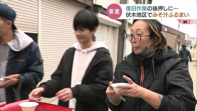 液状化した道路の泥を撤去する地元有志にあたたか味噌汁ふるまい 高岡伏木　|　富山のニュース｜天気・防災｜チューリップテレビ