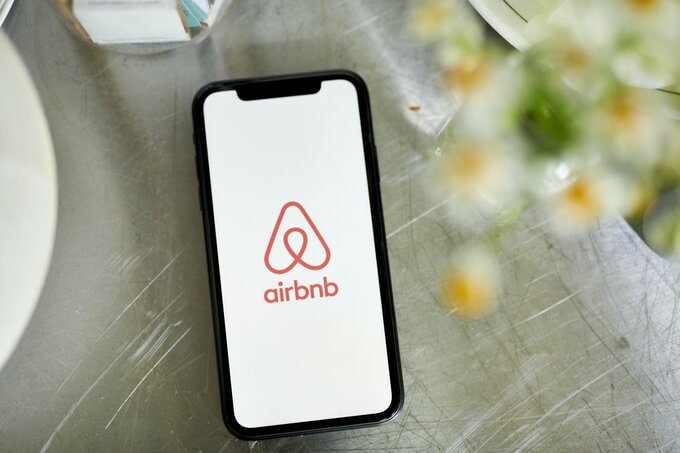 エアビー、売上高見通し上方修正－欧米の旅行需要が追い風