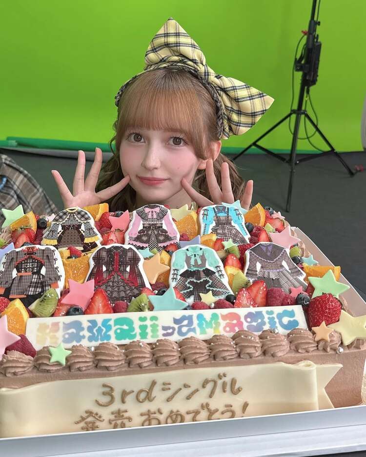 FRUITS ZIPPER・早瀬ノエル】3rdシングル発売記念の豪華ケーキを披露