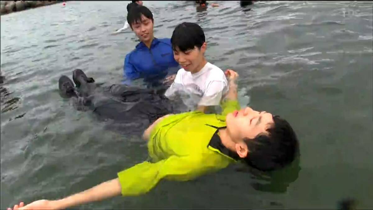 ※海空様　購入検討中 何も使わない→空のペットボトル→救命胴衣 海で浮くことをそれぞれ