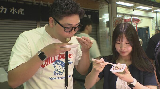 「いろんな海鮮があってテンションが上がる」シルバーウイーク4日目金沢市の近江町市場 海の幸を堪能する観光客であふれかえる|TBS NEWS DIG