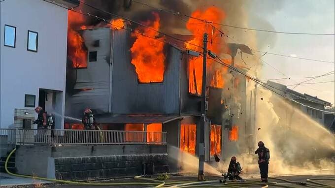 木造住宅など3棟の火災　在宅中の妻（50）が室内から火が出ているのを見つけ長男が消防に通報【岡山】　|TBS NEWS DIG