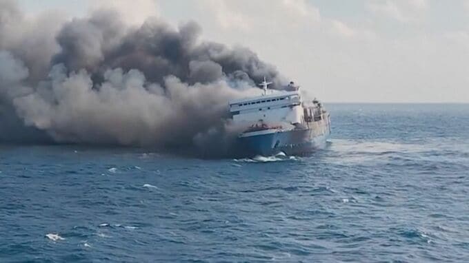 インドネシア沖を航行中のフェリーで火災　5人死亡　41人行方不明