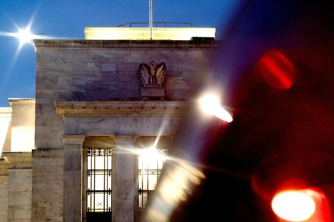 米英の超長期債利回り急上昇、利下げ局面でなぜ－QuickTake