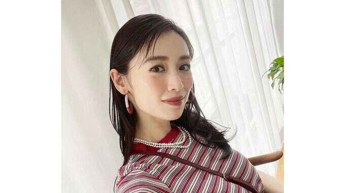 【 泉里香 】 「日曜日」のオフショットを公開　ストライプ姿と大きなフープイヤリングで魅せる　休日スタイル|TBS NEWS DIG