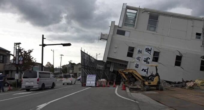 10か月以上横倒しのまま 地震で倒壊のビル解体に本格着手 石川・輪島市　|　石川県のニュース｜MRO北陸放送