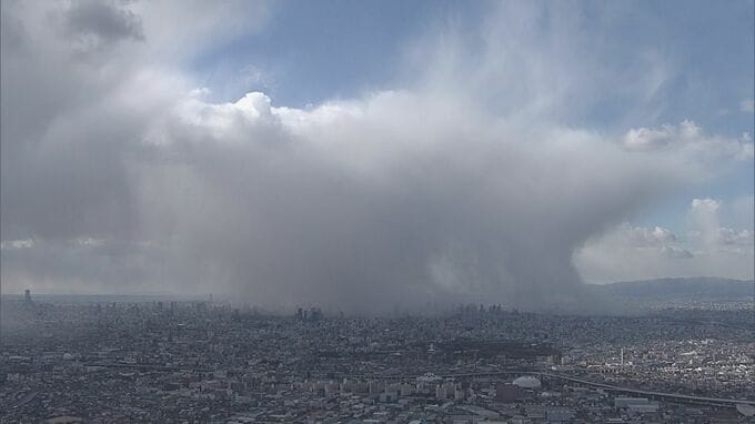 【速報】巨大な雪雲が街をすっぽり…大阪で初雪観測　平年より7日遅く昨年より14日遅い発表　近畿で唯一未観測だった大阪の初雪をヘリが捉えた！|TBS NEWS DIG