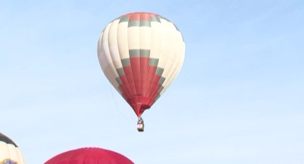 カラフルな気球が空高く浮かび上がる 恒例のバルーンフェスティバル 
