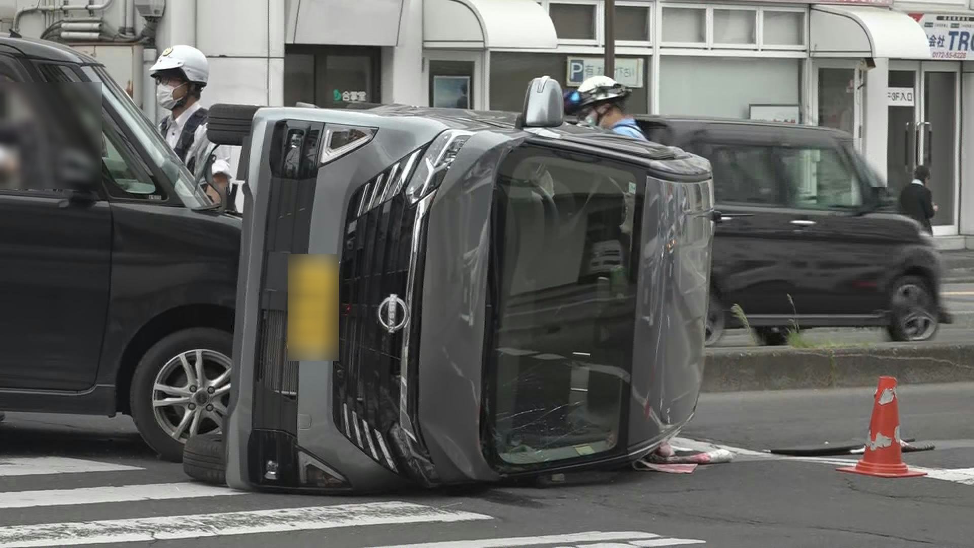 相次ぐ交通事故 弘前市では車が横転 十和田市では国道で軽乗用車同士が