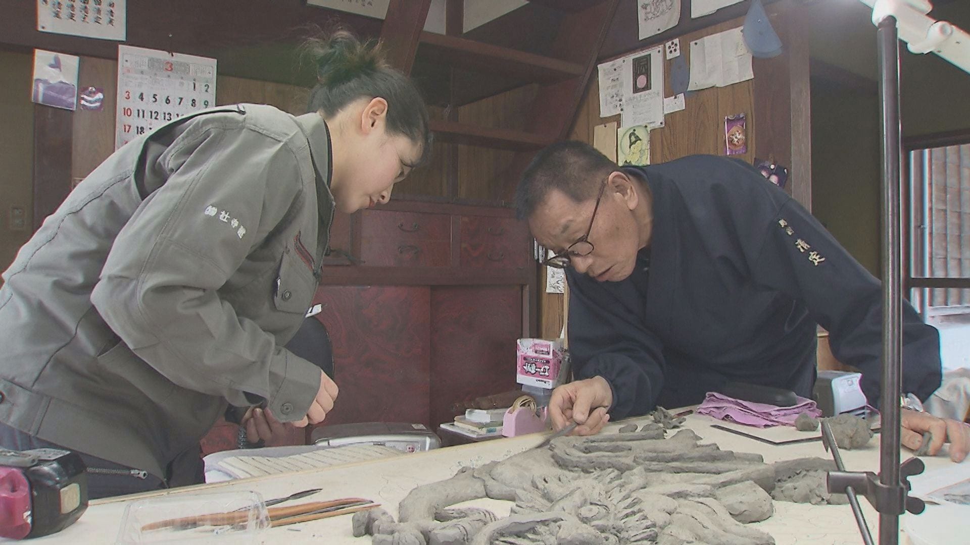 首里城の顔”に挑むのは富山の彫刻師 「沖縄の人の思いを形に」50年の