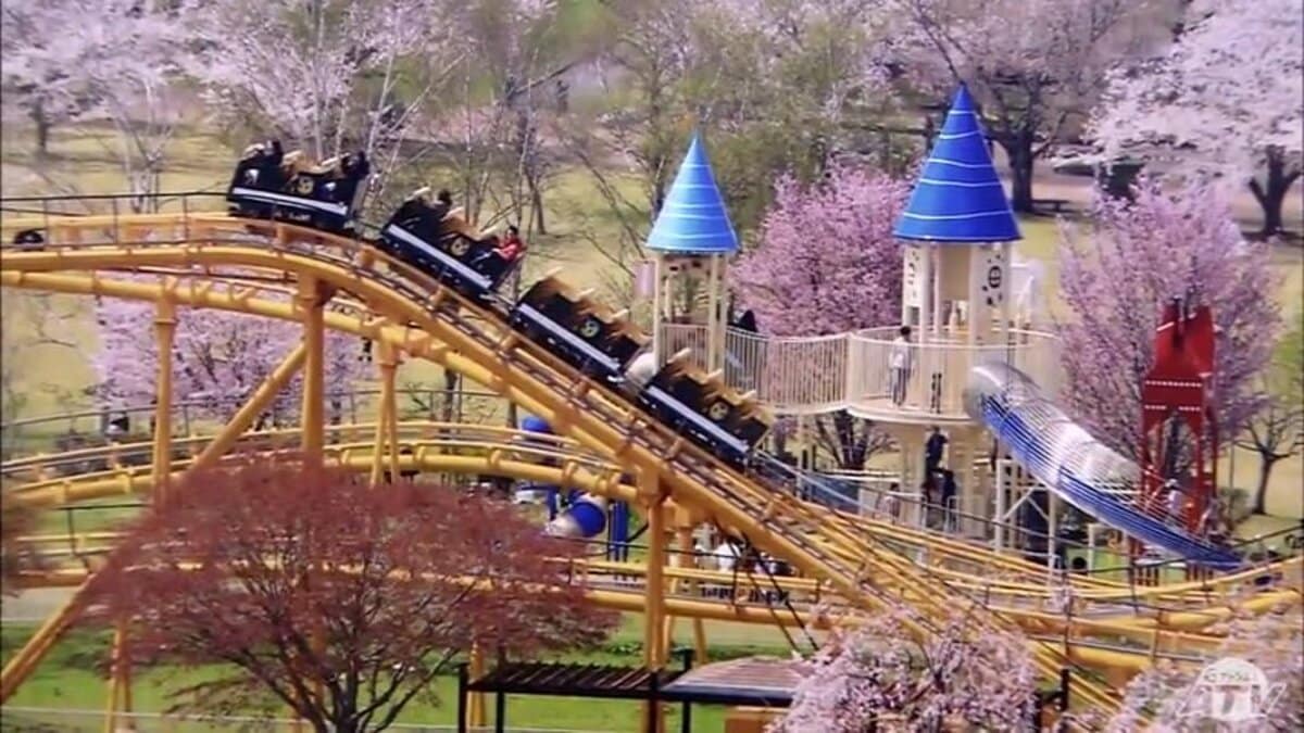 満開のサクラとジェットコースターや青い空に沈みゆく夕日など… 公園内