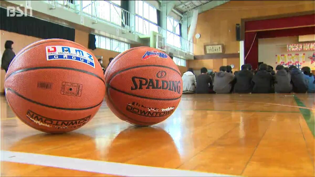サムネイル_小学校に新品のバスケットボールをプレゼント「休み時間とかにも使ってみたい」新潟アルビレックスBB