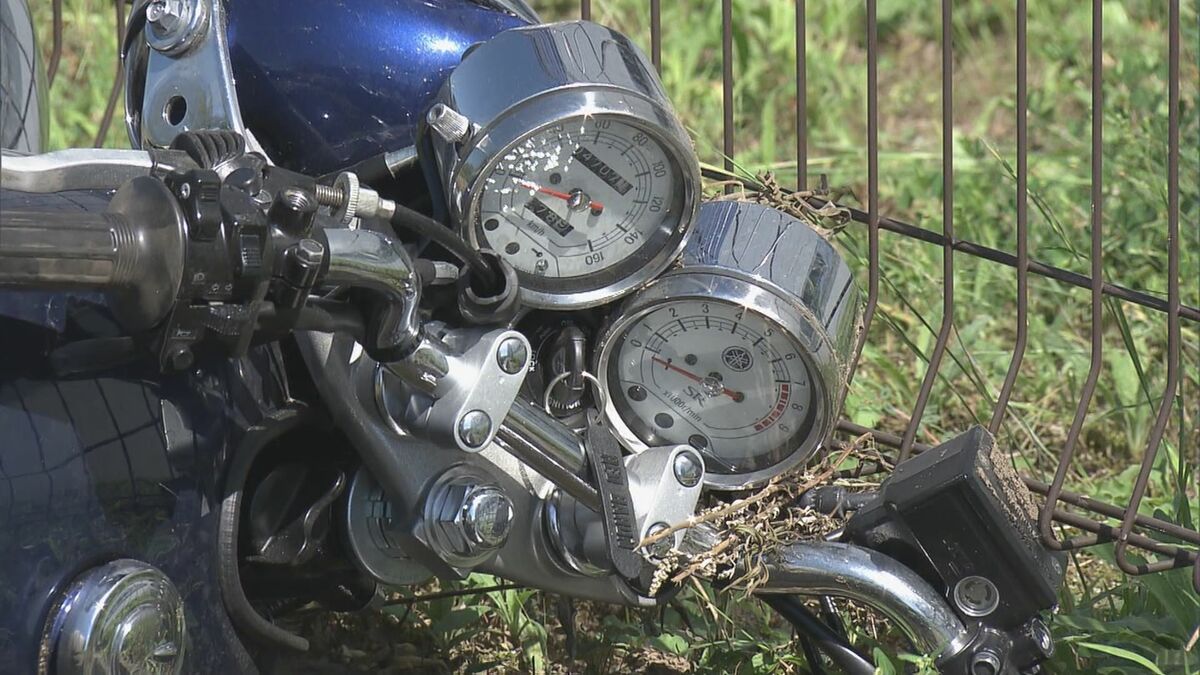 坂道でバイクが転倒…道路上を滑った直後に乗用車と衝突か バイク運転の19歳男性が意識不明の重体 岐阜・本巣市