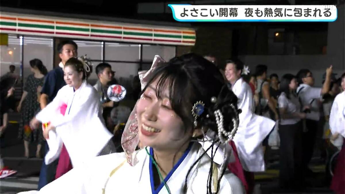 よさこい開幕　本番1日目の夜「踊るのも楽しい、見るのも楽しい！」初めての花メダルに笑顔咲く踊り子、他チームの演舞を楽しむ踊り子も