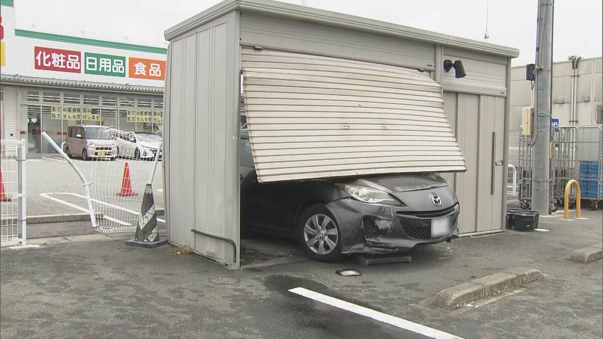 ｢10月に免許返納の予定だった｣ フェンス突き破り…コンビニ倉庫に車が突っ込む 運転していたのは80代男性 隣の薬局に駐車しようとしたところ急発進 三重･津市