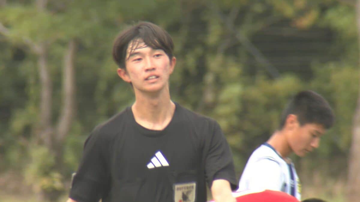20歳のサッカー審判員が“初陣飾る”　大舞台を目指す若手レフェリー…決意の笛がピッチに響く