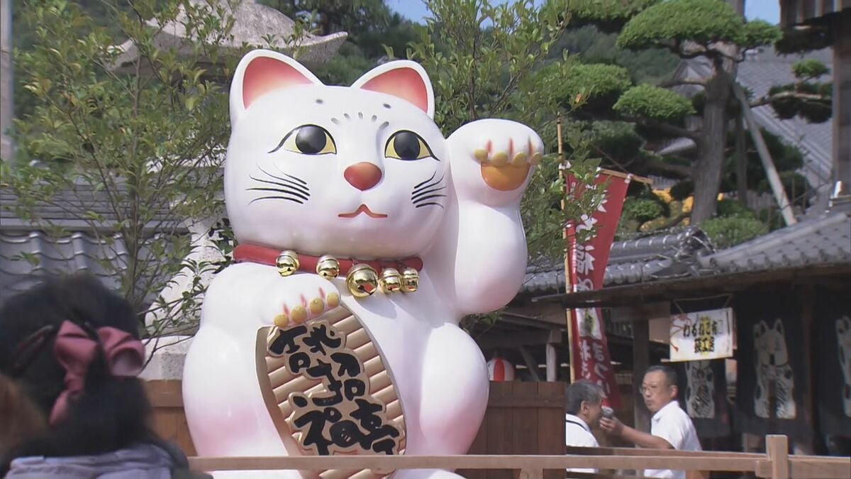 伊勢おかげ横丁に全国から招き猫1万点以上が大集合 今年のテーマは式年遷宮「お木曳」展示販売会のほか招き猫の絵付け体験も