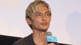 【高良健吾】第一子誕生後初の公の場に金髪姿で登場 ‟忘れられない夏”は『ウォーターボーイズ』|TBS NEWS DIG