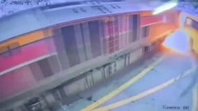 貨物列車が踏切で路線バスと衝突 バスは炎上 乗客ら8人死亡32人負傷 遮断機が作動していなかったか　タイ・ バンコク|TBS NEWS DIG