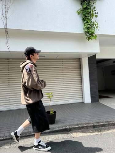 Number_i ・岸優太 】 オーバーサイズパーカーで街歩きショット