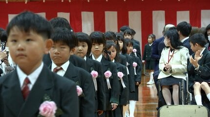 多くの小学校で入学式 ぴかぴかの制服に身を包んで入場「すべり台し