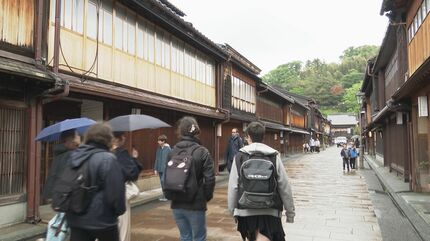 雨のGW後半 天気ぐずつくも ひがし茶屋街に多くの観光客 | 石川県の